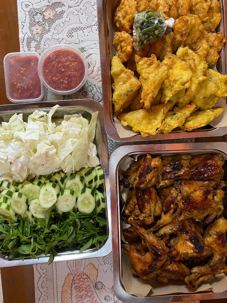 Tray Ayam Bakar & Lalapan
